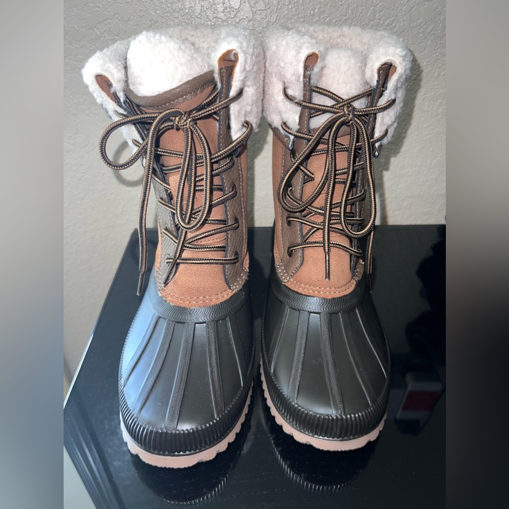 Brand new snow boot